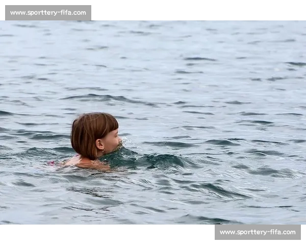 雨幕中的泳者：拥抱自然的清凉仪式